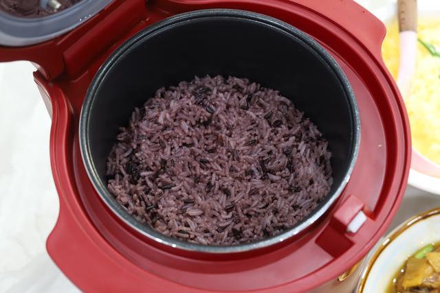 丰盛的午餐色香味俱全周末美食,天气热周日在家陪孩子吃美食