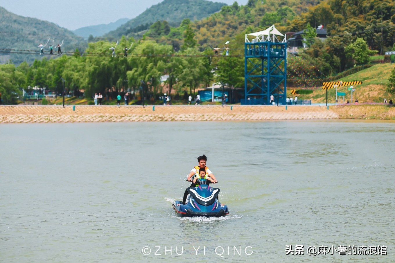 安吉有座国内最长的玻璃漂流滑道，藏在森林中，落差高达380米