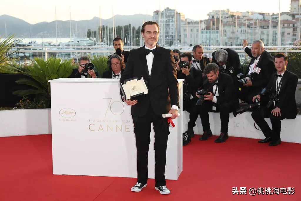 华金菲尼克斯名利场采访,华金菲尼克斯小丑西装