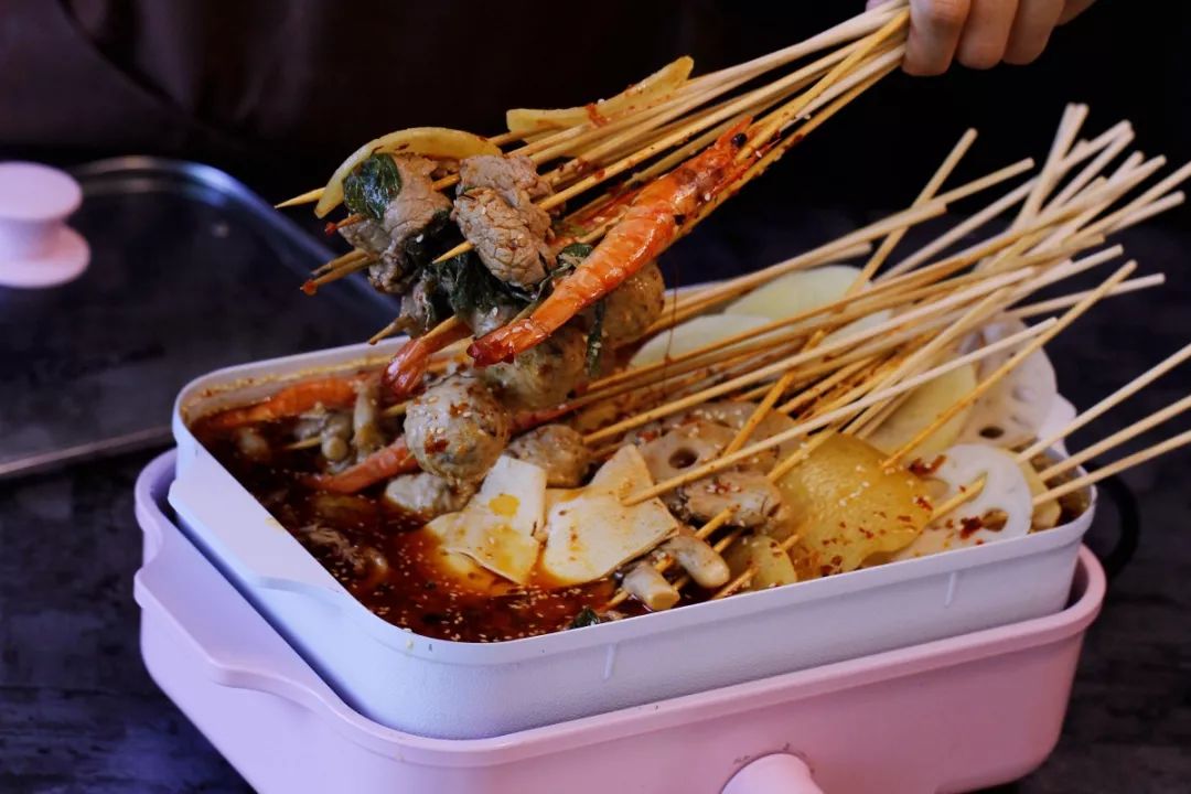 在家自制烧烤邻居家小孩都馋哭了,自己做辣条隔壁小孩都馋哭了