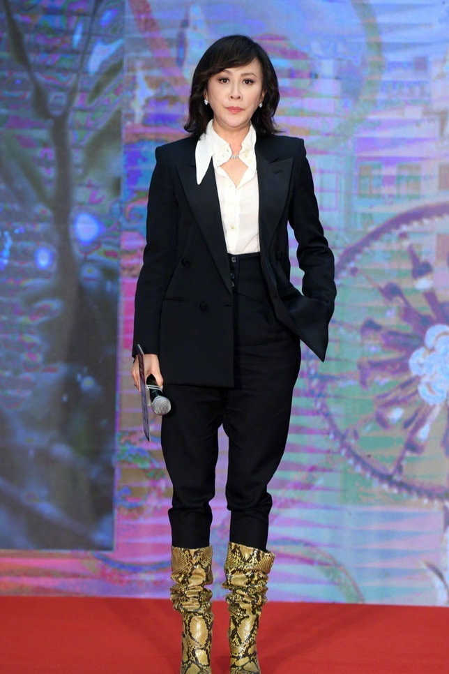 郑秀妍刘嘉玲 (刘嘉玲领开襟衫)