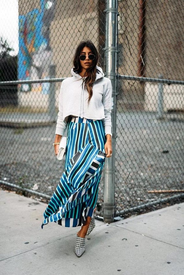 卫衣这样穿减龄休闲感无人能敌,早春卫衣怎么穿靓丽减龄又温暖