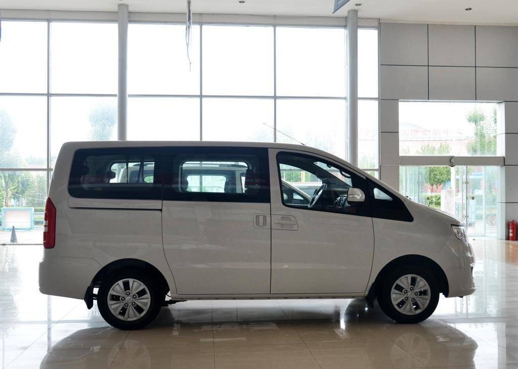 五菱宏光v和瑞风m3哪个好一点,7万左右的mpv7座最值得购买的车