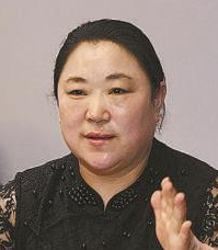 全国人大代表、辽宁省鞍山市立山区环卫处友好环卫所环卫工人庄艳再次呼吁进一步加快环保低价融雪剂研发推广