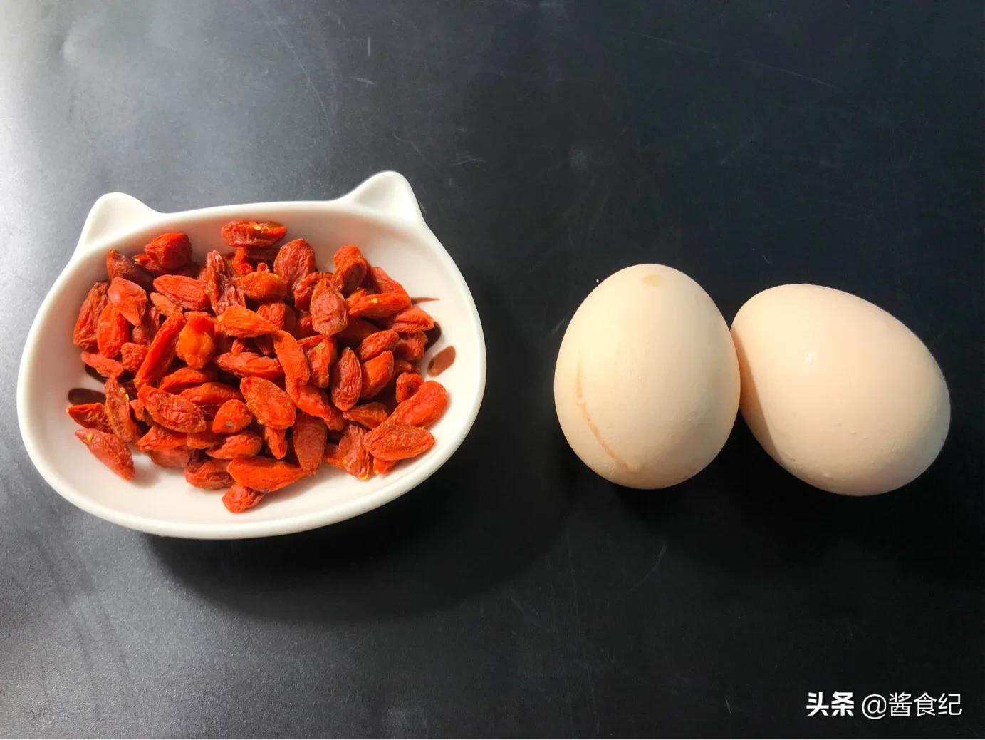 鸡蛋核桃枸杞一起吃有什么好处,枸杞加鸡蛋生姜对男人有什么好处