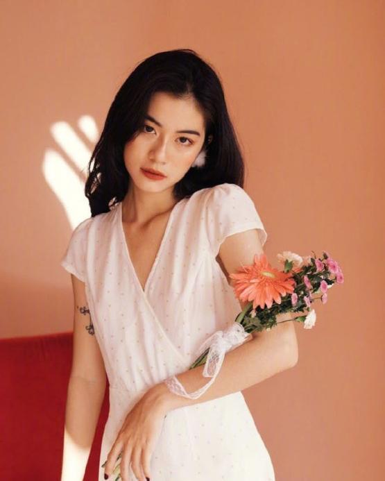 INS上活捉一名氧气少女，脸蛋精致衣品也是一级棒，看一眼就心动