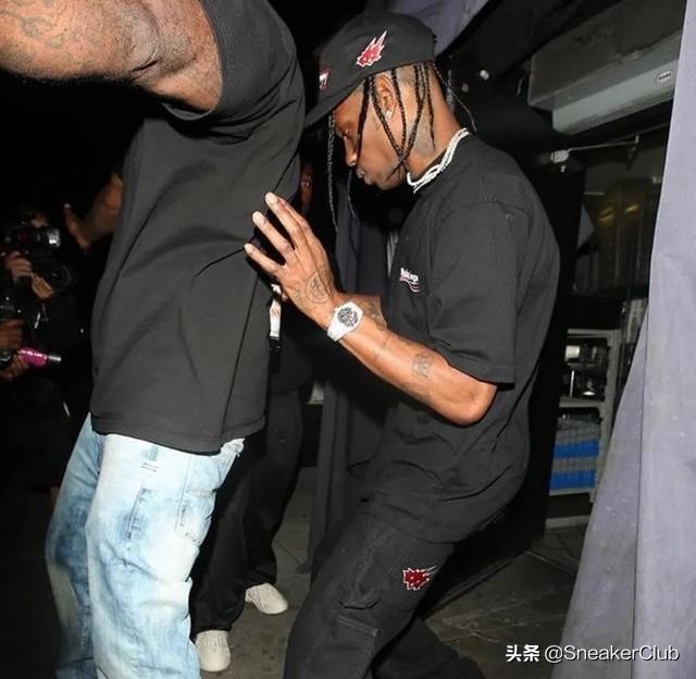 TravisScott效应，DunkSBNewcastle价格暴涨40%