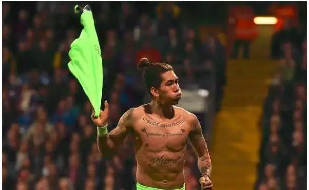 她是中国女足首位脱衣庆祝的球员，曾是孙雯接班人，腹肌秒杀男足