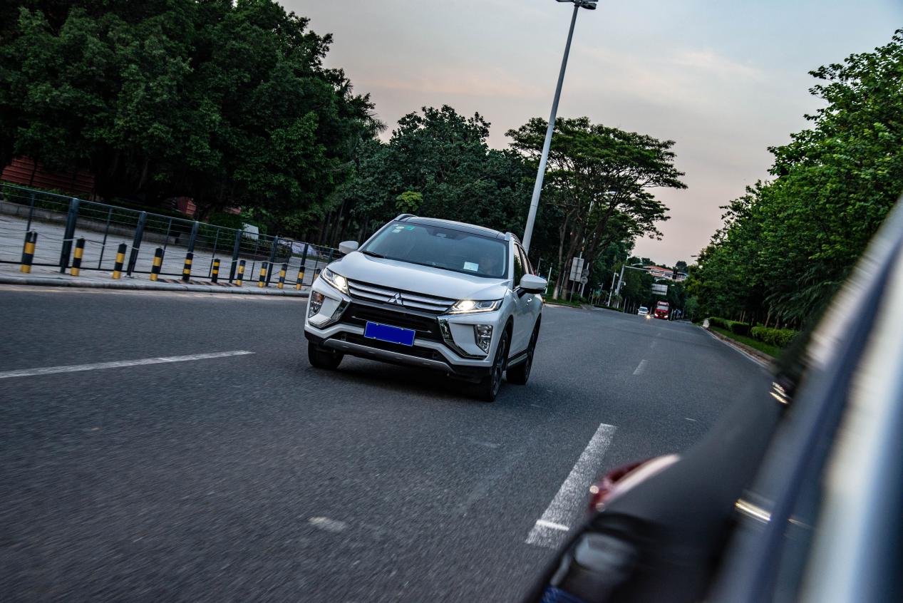 全新日系suv油耗5l左右还配四驱,全系四驱7.5秒破百这台suv不一般