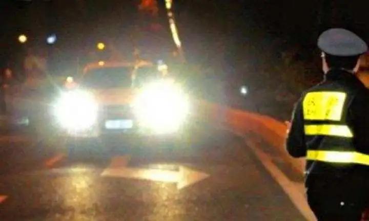 夜间开车如何处理对面远光,晚上开车被货车开远光怎么办