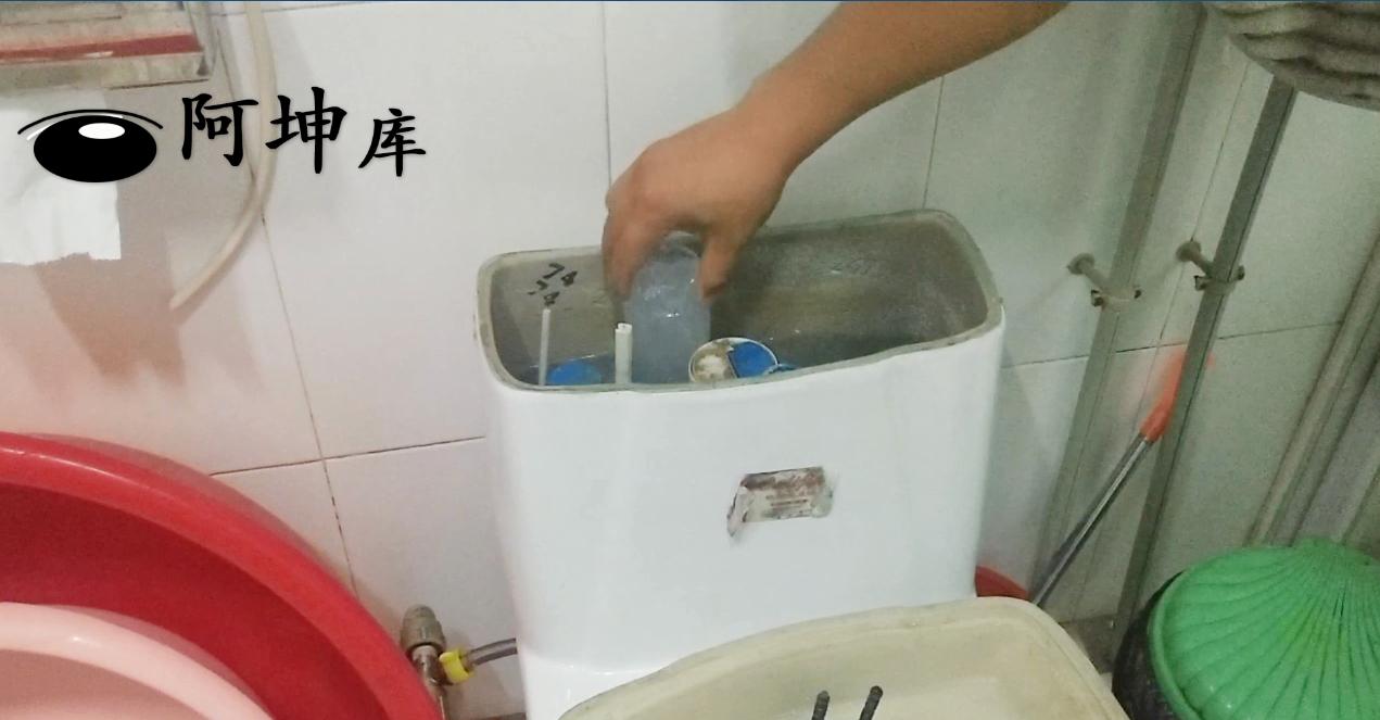 马桶太臭了，放这3样东西，就不会再有异味，每家每户都需要