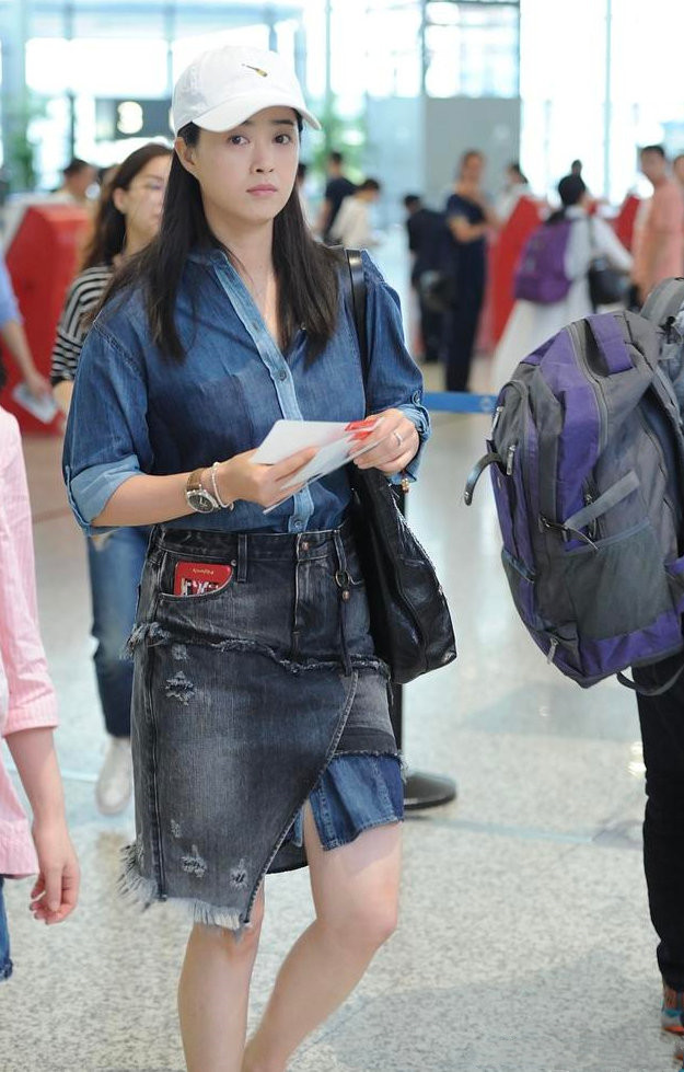 蒋欣穿高腰长裙 (蒋欣穿大宽衣裙气质亮相)