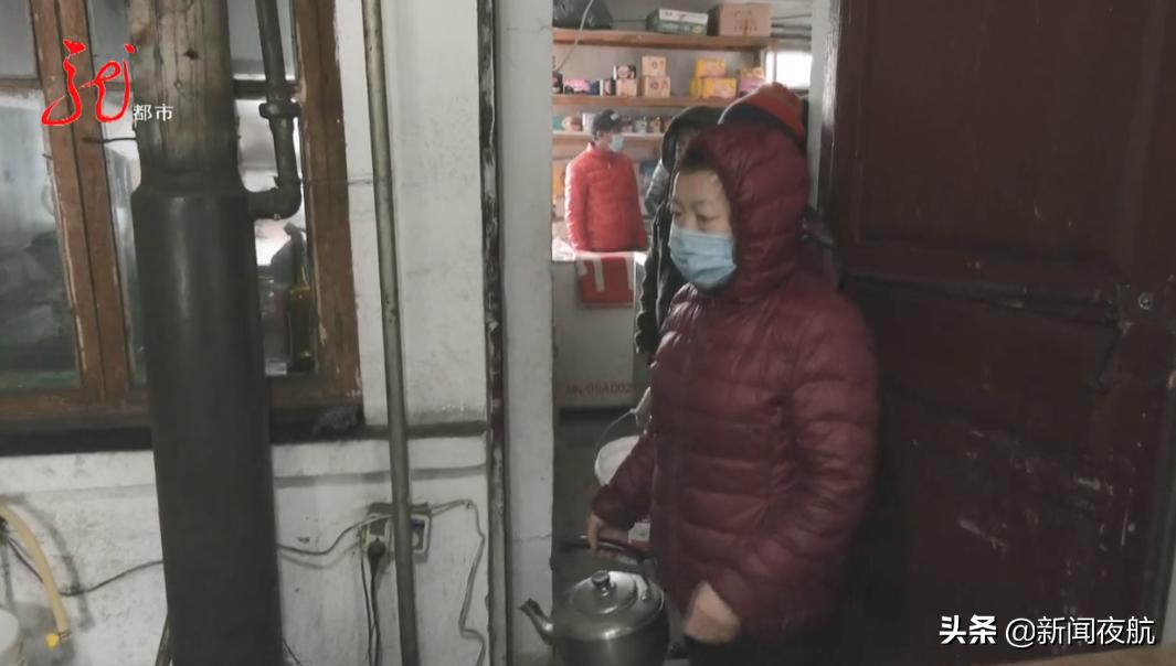 仓买生意看似“火爆”,居民来了却排长队不买东西