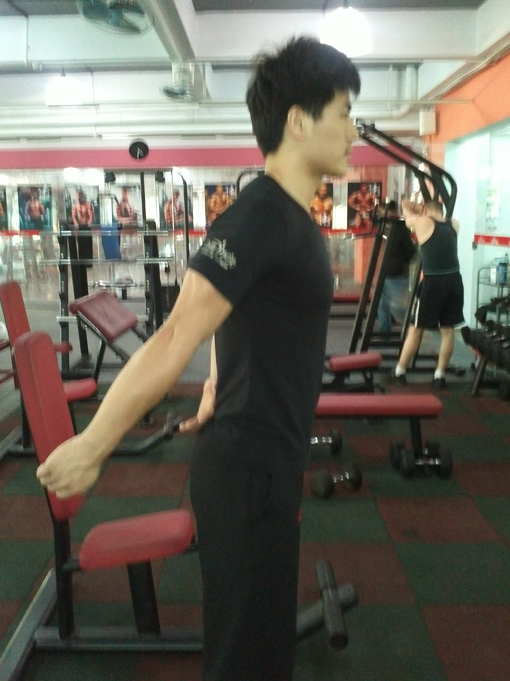 健身房抗阻力训练减脂动作讲解,健身房男人暴汗减脂训练教程