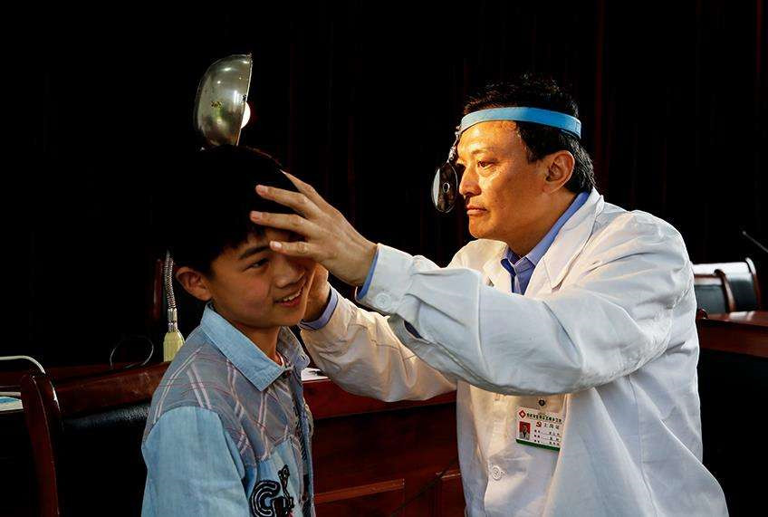 两岁多的宝宝耳朵进虫有什么症状,2岁宝宝耳朵进小麦了怎么办