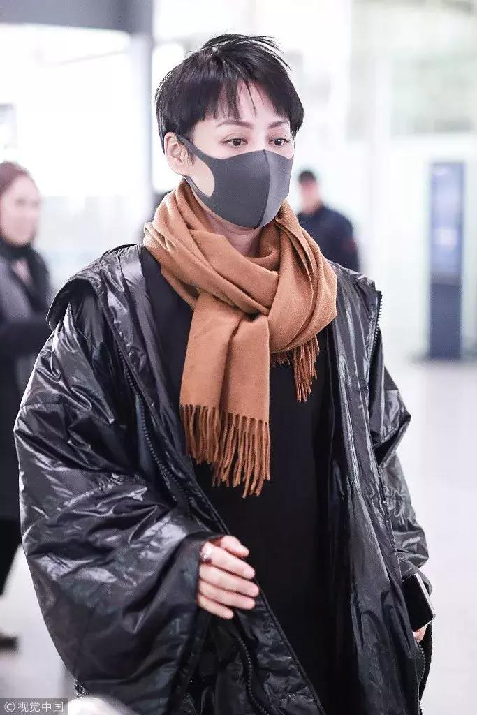 想要冬天穿出高级感,冬天围巾这样系简单又时尚好喜欢