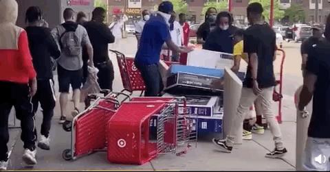 美国*乱暴**升级！烧警车，抢超市，殴打老人：这不是靓丽风景线