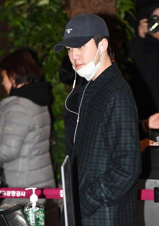 吴世勋穿牛仔裤跳舞视频,吴世勋机场西装走路视频