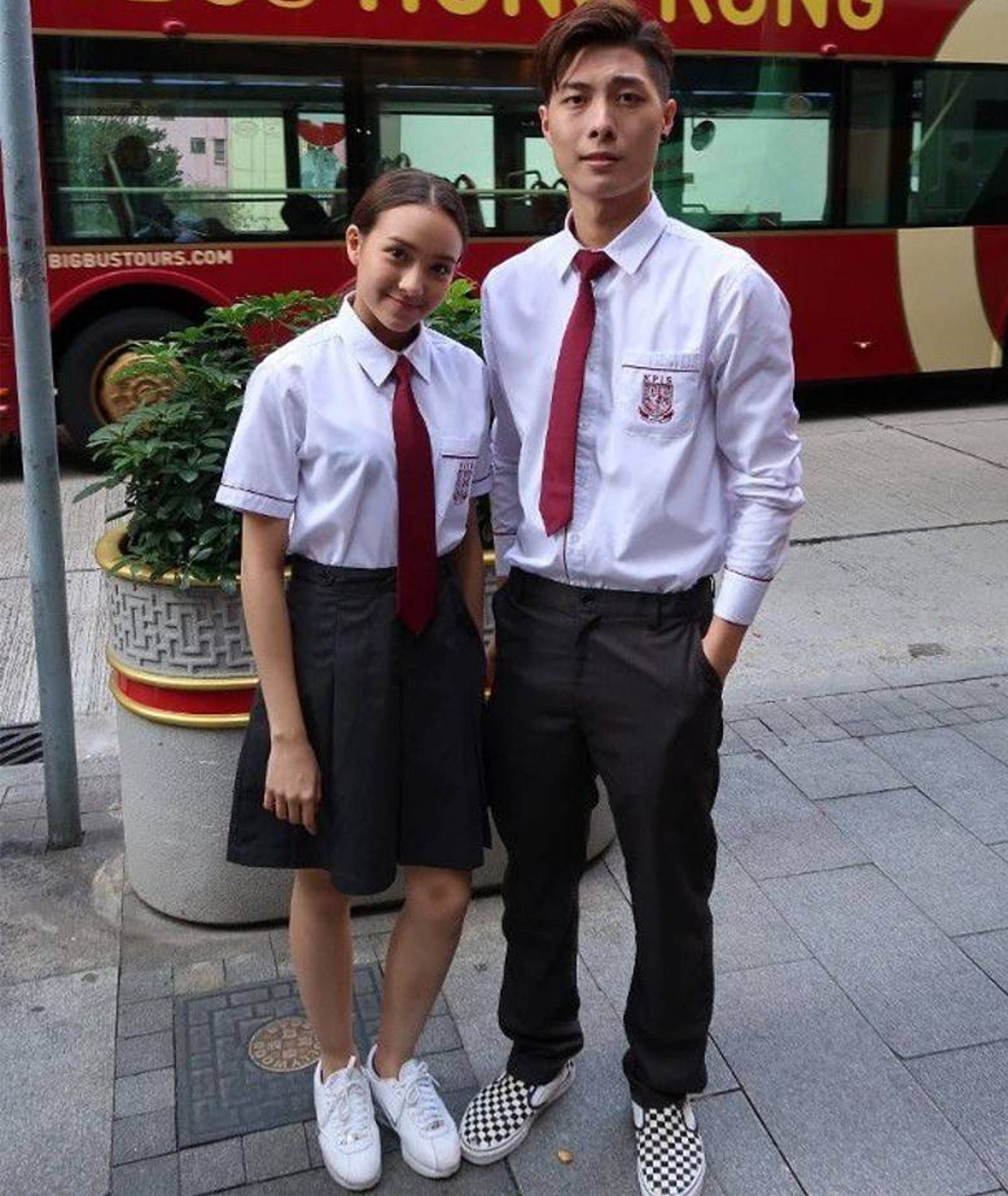 一众港星冒雨踢足球，吴岱融萧正楠浑身湿透，卢惠光父子罕见露面