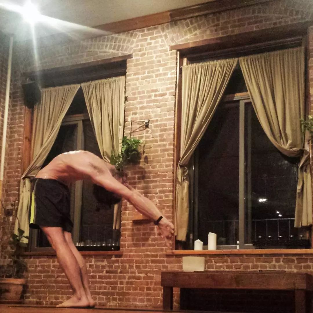 把厚外套穿了个遍,还是冻手冻脚,还差这些体式让身体“热”起来