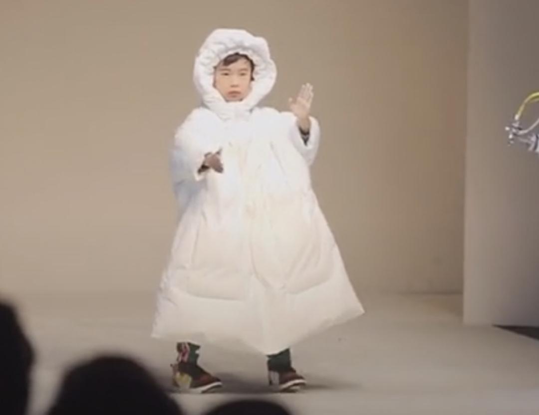 小孩父母双亡担起养家的重担,小小年纪就要扛起养家的重担