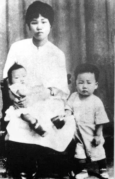 毛毛被送走,毛*东泽**一夜未眠,反复写这几字:英,青,龙,红