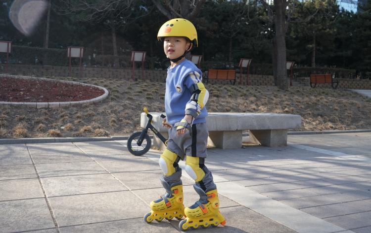 柒小佰轮滑鞋儿童6-12岁,轮滑就该这么玩