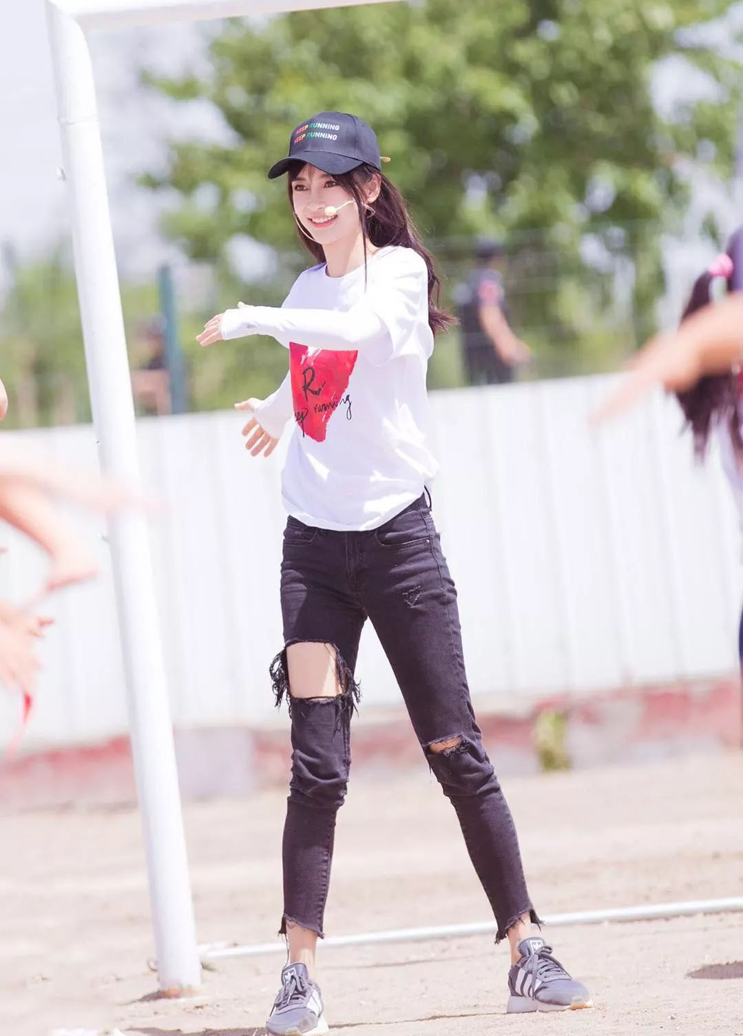 杨颖富家千金气质,杨颖一身休闲装现身机场身材讨喜