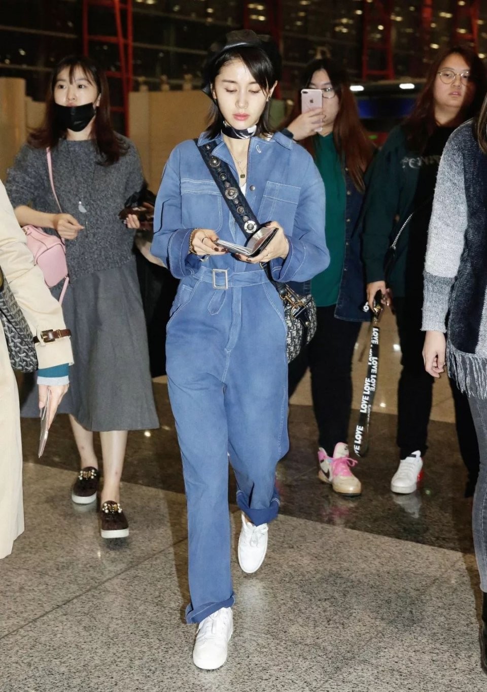 谭松韵穿搭运动裤 (谭松韵阔腿背带裤)