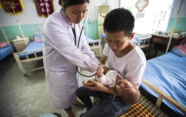 孩子误吃纽扣电池食道被灼伤,儿童误食电池液体怎么办