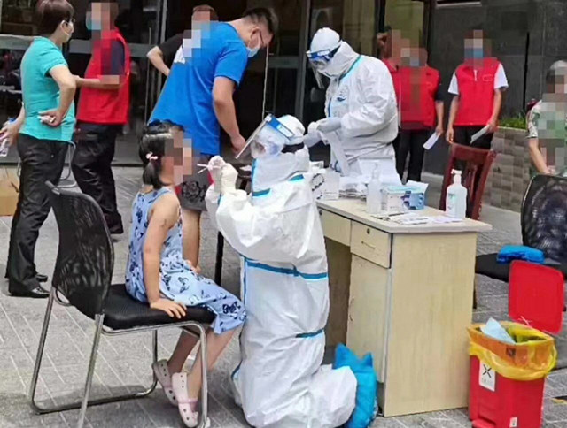 穿防护服的女护士中暑满脸都是汗,穿防护服的女护士中暑吸氧