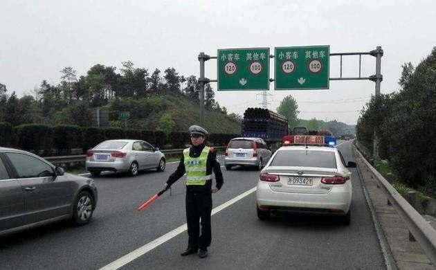 高速突然限速70是什么情况,开车突然提示你已超速限速120