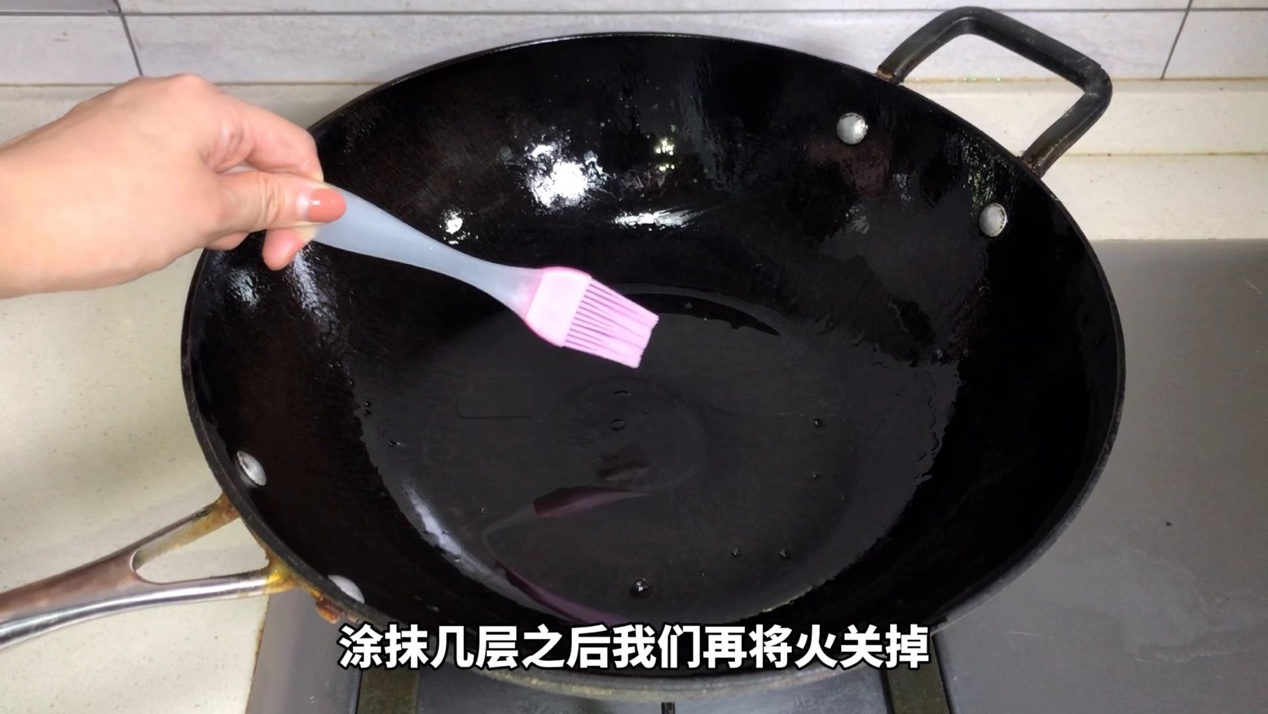 生锈的铁锅怎么处理可以不粘锅,生锈的铁锅买回来怎么处理