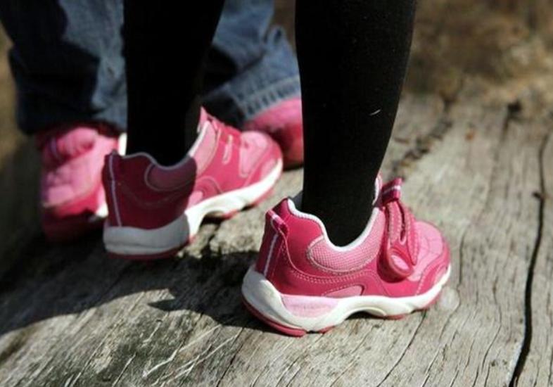 妈妈舍不得给孩子买鞋顶脚,孩子新买的鞋子顶脚怎么办