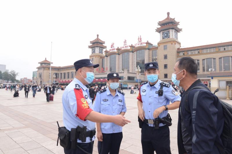 民警掏腰包给男子买火车票,民警掏钱给男子买火车票
