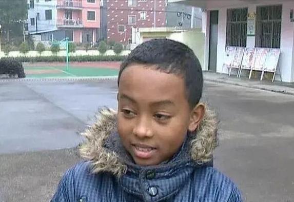 11年前,浙江农村奶奶收养了一个黑人小孩巴比,后来他怎么样了?