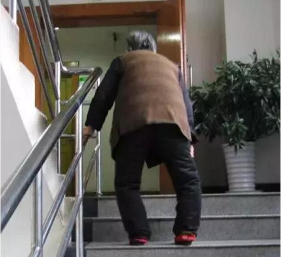 膝盖长了骨刺腿弯处疼怎么办,膝盖关节炎天冷了疼怎么办