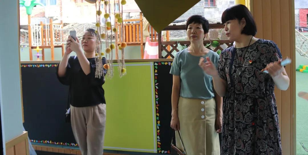 妇联创建文明城工作培训会,县妇联巾帼文明岗授牌