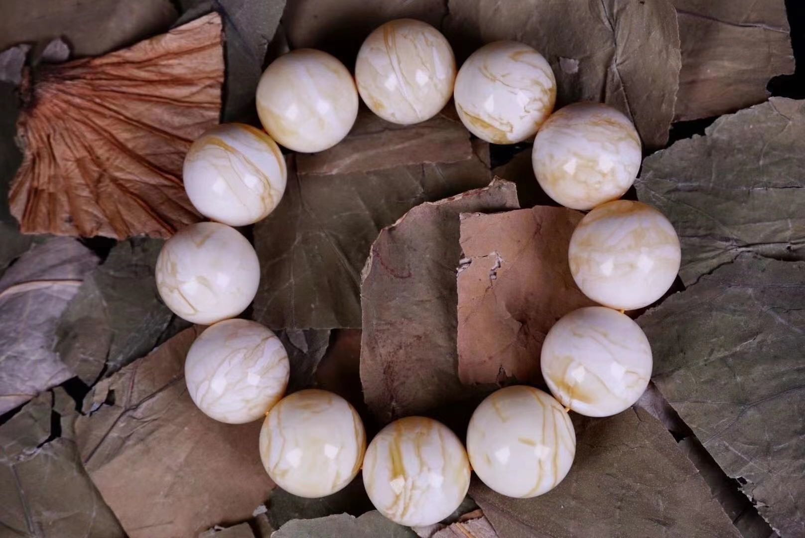 最好的蜜蜡是什么蜜蜡,蜜蜡瓷白是哪种颜色