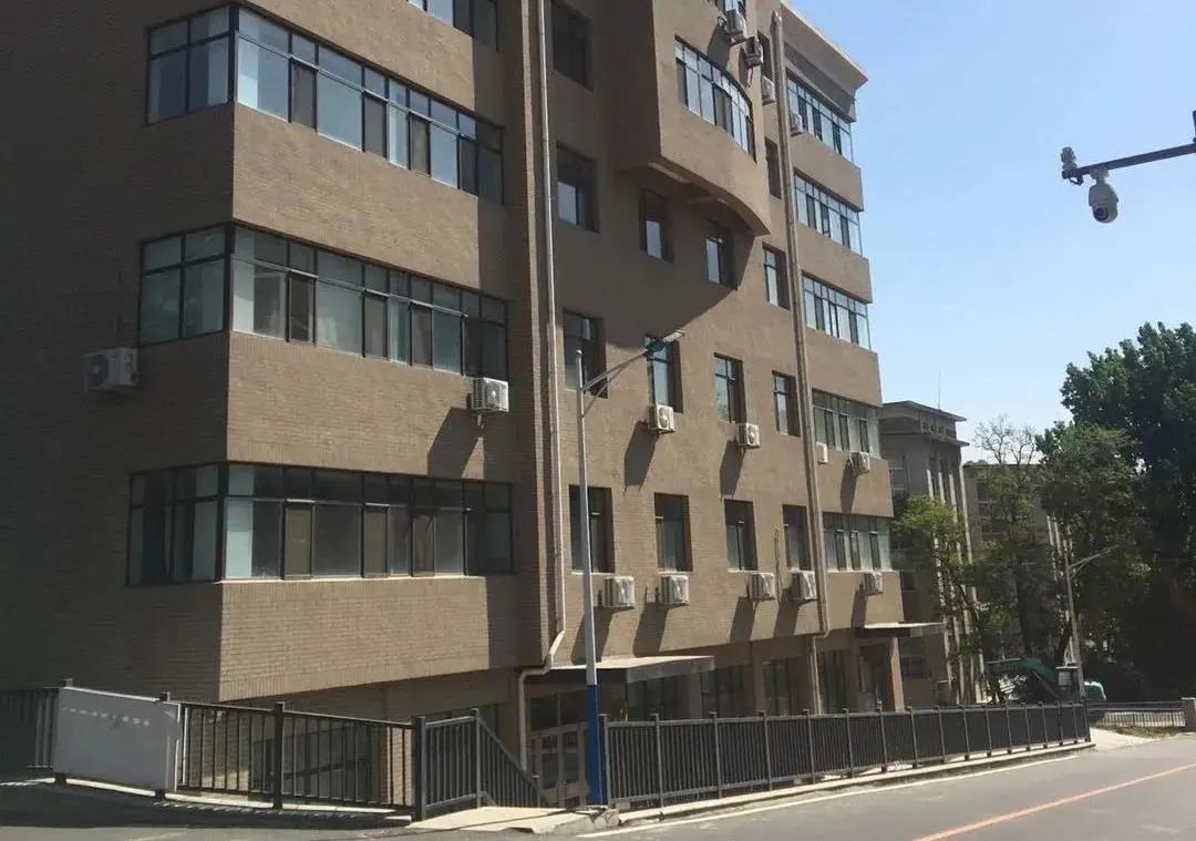 大学生新生报到父母忙前忙后,2021级本科生入学须知