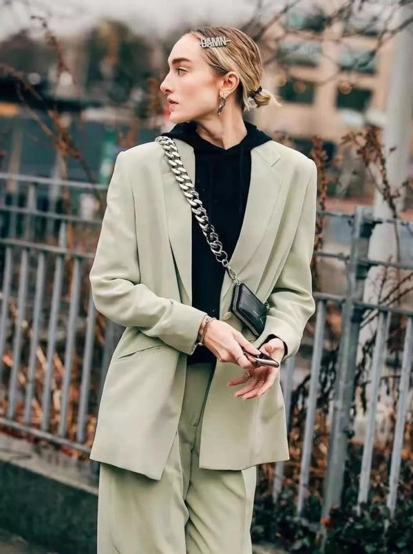 卫衣这样穿减龄休闲感无人能敌,早春卫衣怎么穿靓丽减龄又温暖