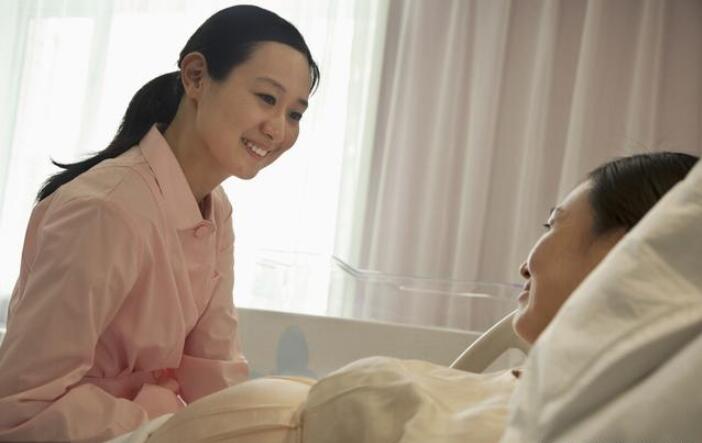 夏天坐月子热导致中暑死亡,夏天坐月子最怕产褥热如何避免呢