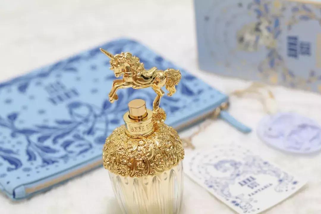 过年穿上红衣服还不够，喷上这支香水就是欧气最旺的锦鲤本鲤