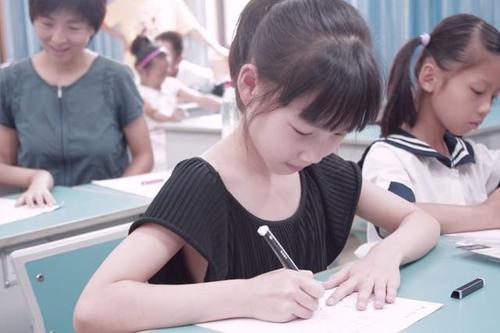 男孩被老师罚抄妈妈抖音,孩子被罚抄卷子五遍妈妈帮忙抄