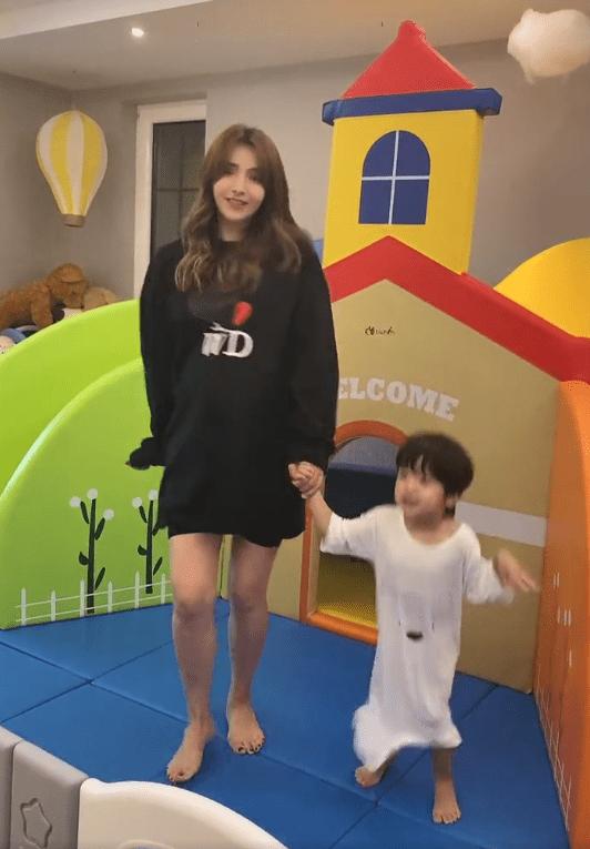 麦迪娜分享二胎生产日记,麦迪娜晒产前产后对比照