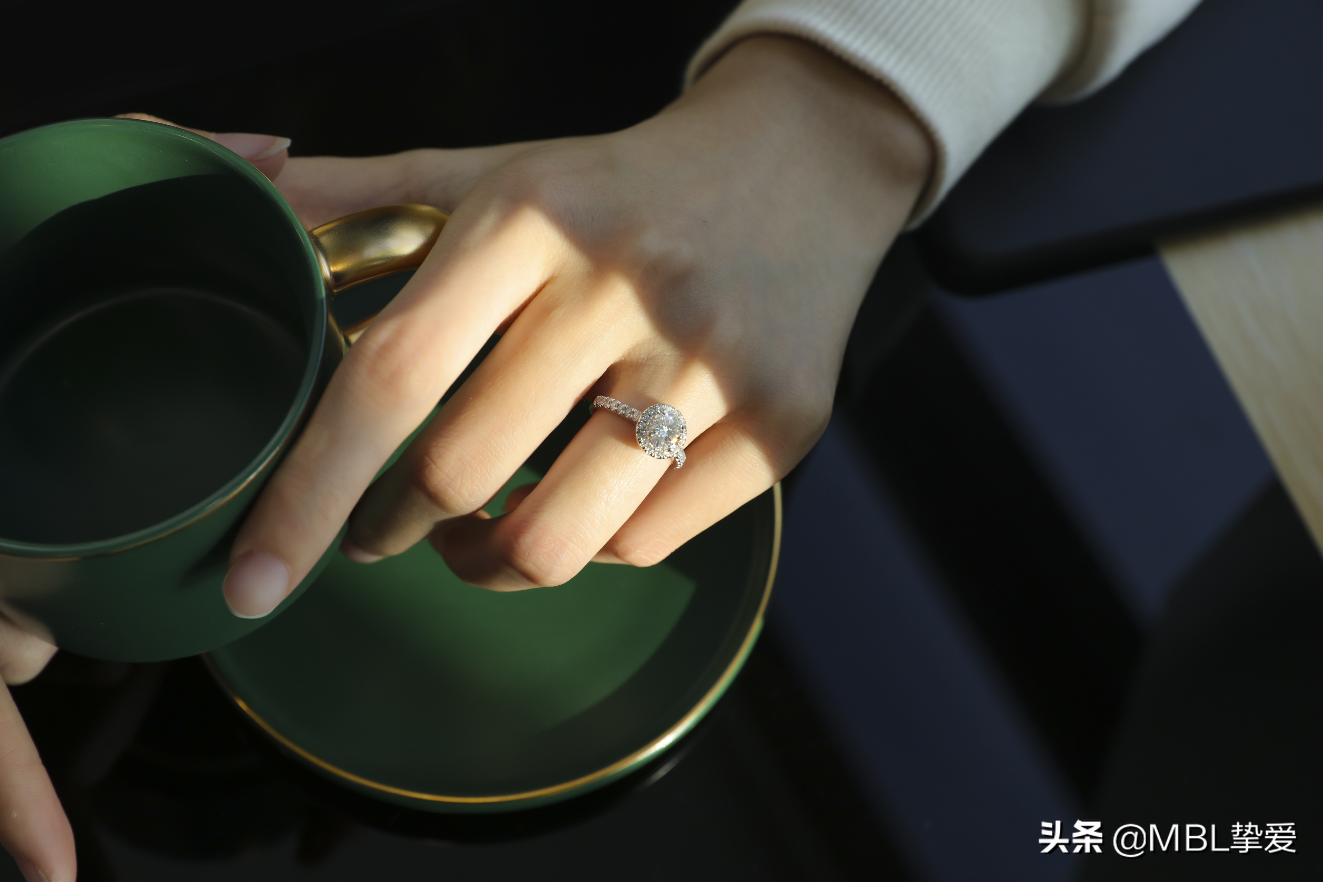 “一见即一生,再见即永恒。”---莫桑钻