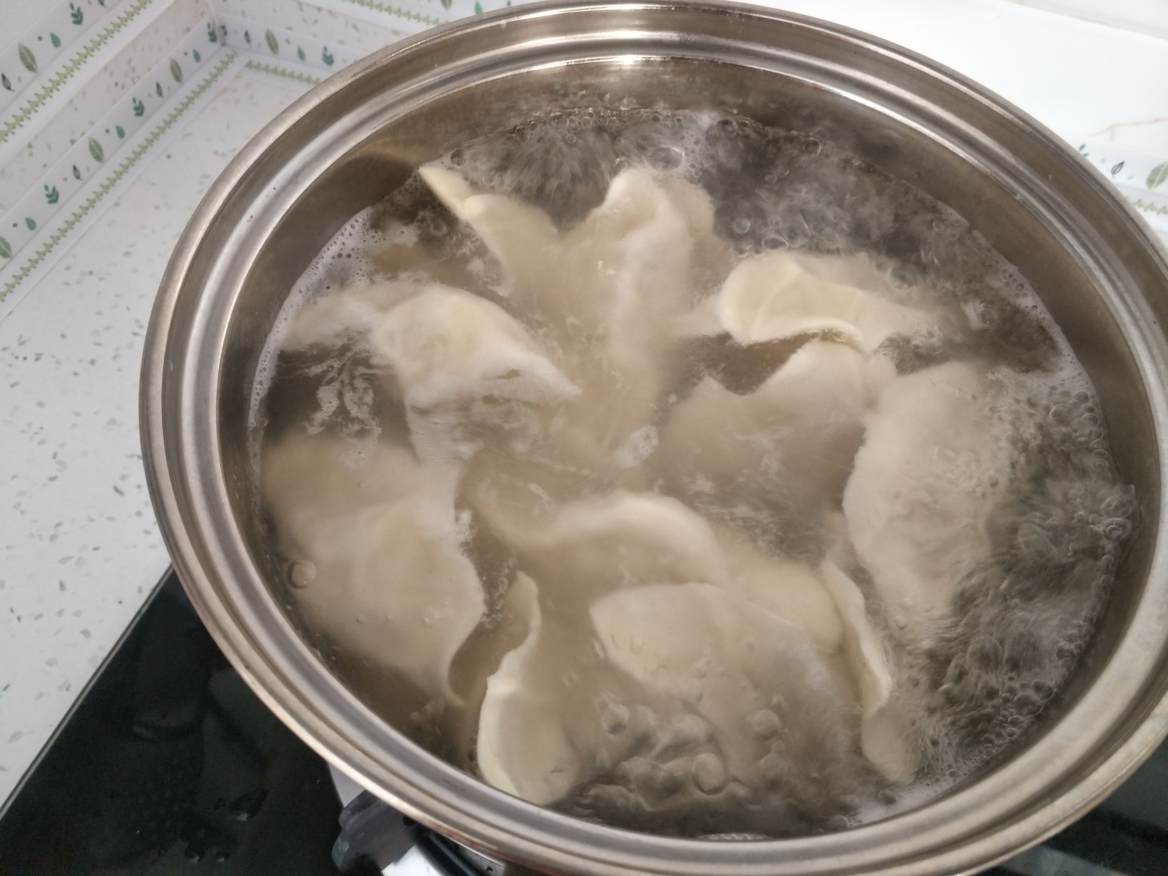 煮饺子时水是煮开了再下吗,煮饺子最忌讳开水下锅