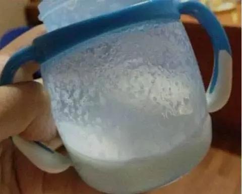 奶粉冲调后有挂壁和疙瘩是啥原因,奶粉为什么会有挂壁现象和小颗粒