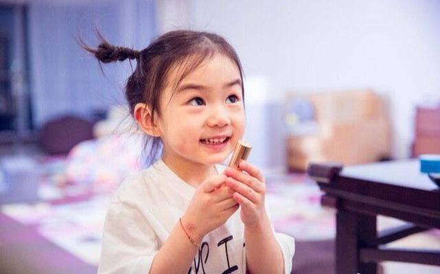 戚薇给宝宝冲奶粉的水是什么牌子,戚薇给女儿冲奶粉多少钱