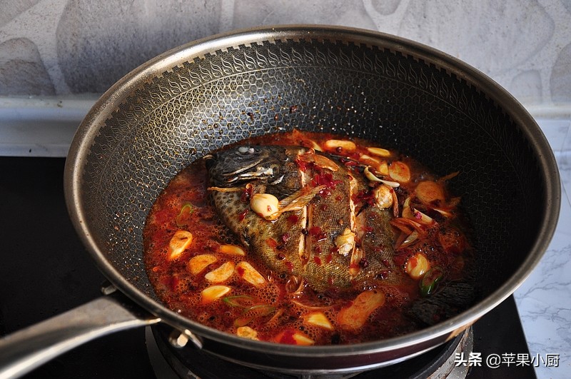 炖鱼只需1种调料鱼肉鲜嫩解馋,炖鱼不放什么调料最好吃